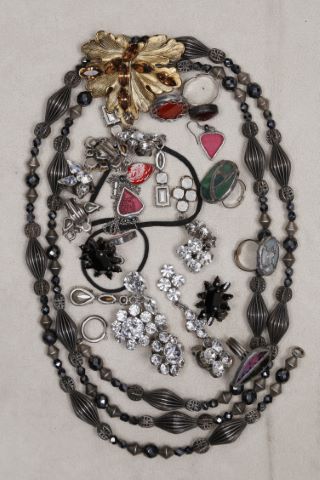 Ensemble de bijoux fantaisie comprenant :