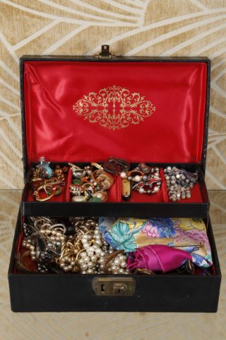 Important ensemble de bijoux fantaisie (colliers, boucles d’oreilles...), montres pour…