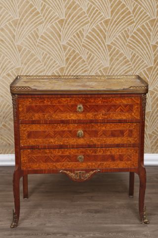 Petite commode d’entre-deux