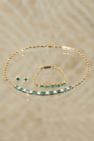 Parure en or jaune, diamants et émeraudes