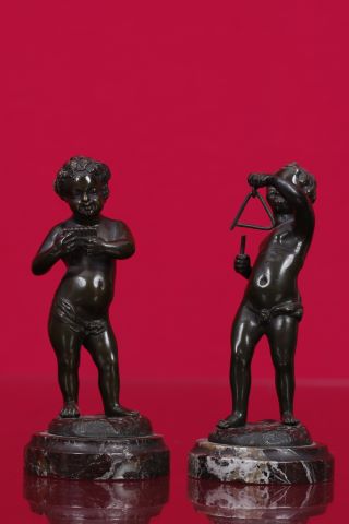 Paire de putti musiciens