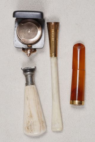 Ensemble de 4 objets de vitrine