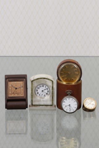 4 pendulettes et 1 montre de gousset