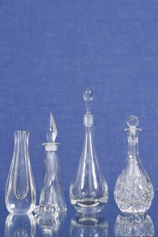 3 carafes en verre et 1 vase