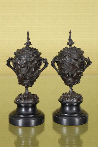 Paire de vases couverts