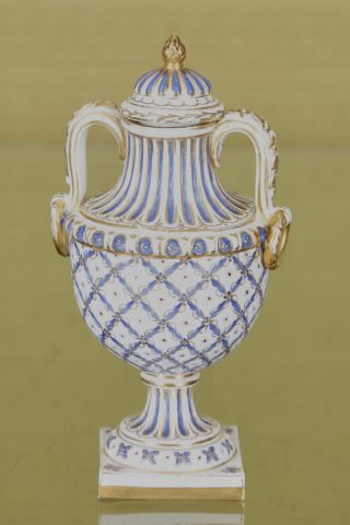 Dans le goût de Sèvres Vase couvert sur piédouche