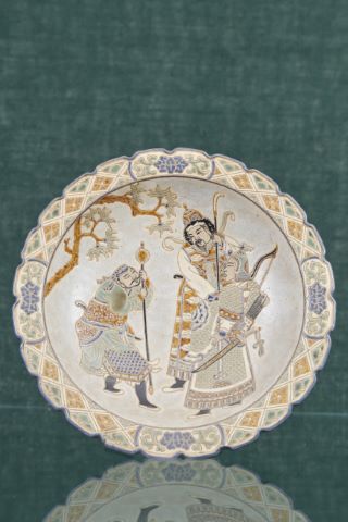 Grand plat creux à décor de guerriers