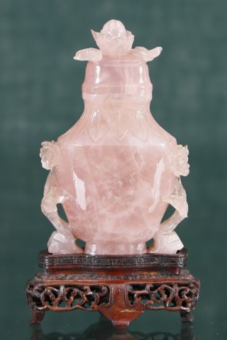 Vase couvert de forme balustre à décor de fleurs