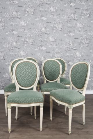 Suite de 6 chaises dossier médaillon