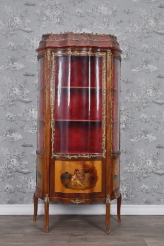 Vitrine de présentation à façade chantournée