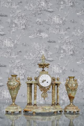 Garniture de cheminée(1 pendule + 2 vases)