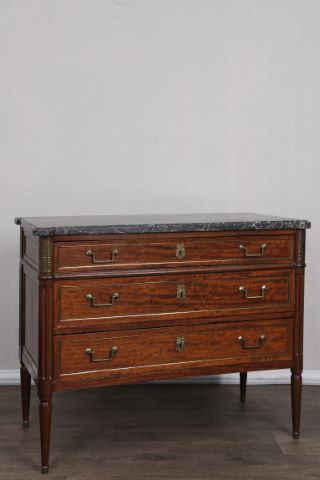 Commode de style Louis XVI