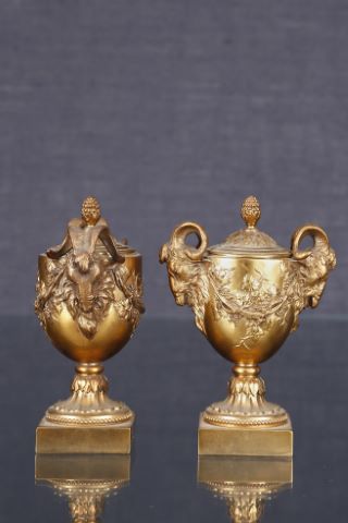 Paire d’urnes couvertes de style Louis XVI