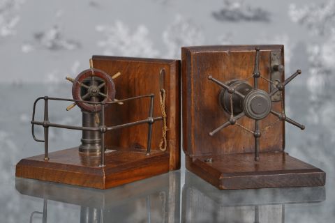 Serre-livre à motif de cabestan et de gouvernail