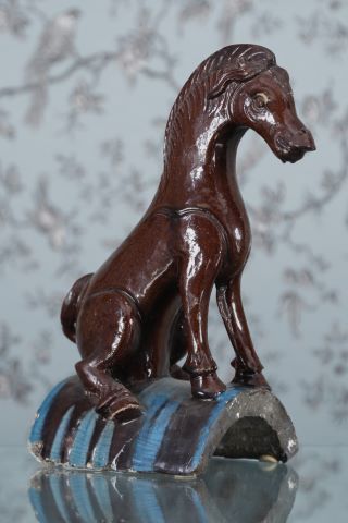 Tuile de faîtage au cheval