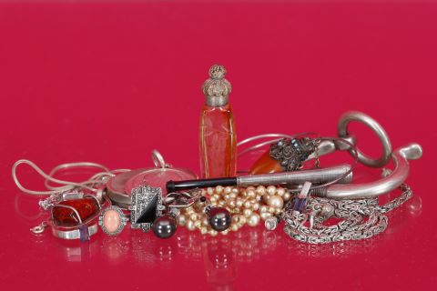 Ensemble de bijoux fantaisie divers