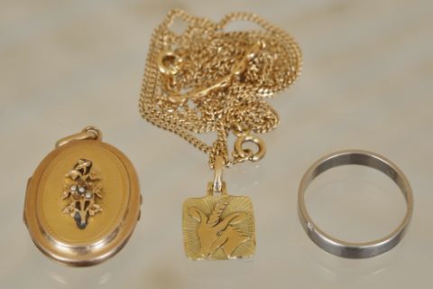 2 chaînes + 1 pendentif + 1 bague