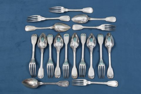 9 fourchettes + 8 cuillères