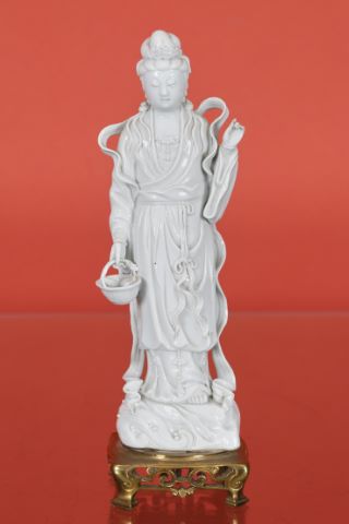 Guanyin tenant un panier rempli d’un poisson
