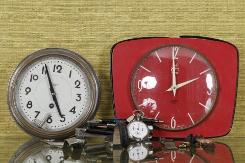 Ensemble de stylos, montres et pendules