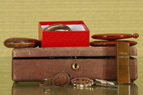 Ensemble de bijoux fantaisie et objets cosmétiques