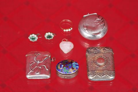 4 petites boîtes + 3 bijoux + 2 saphirs