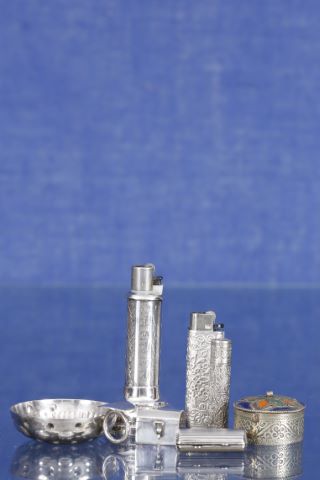 7 objets en métal argenté