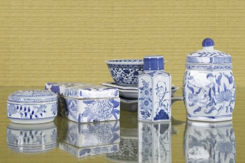 8 objets en porcelaine blanc bleu