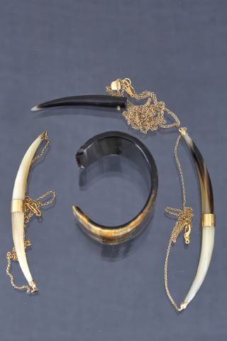 3 colliers + 1 bracelet fantaisie