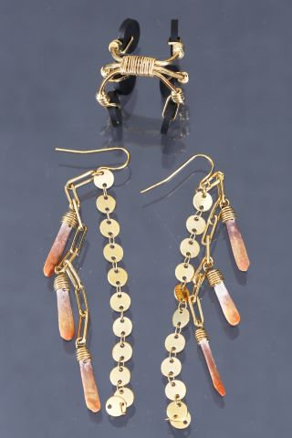 Paire de boucles d’oreille + bague fantaisie