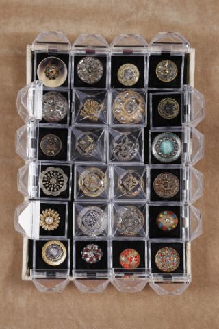 Bel ensemble de 24 boutons de collection