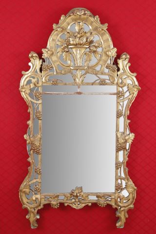 Miroir à fronton dans un encadrement à parecloses