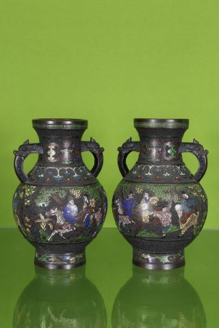 Chine Paire de vases balustre à deux anses