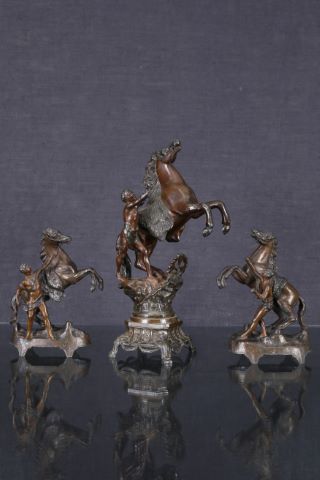 3 sculptures figurant des chevaux retenus par des palefreniers dits…