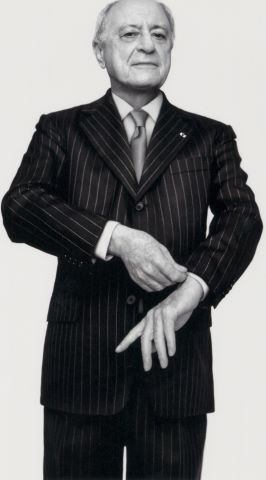Portraits d’hommes en pied dont un représentant Pierre Bergé