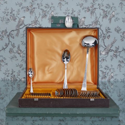 Un important ensemble de ménagères, couverts et accessoires de table…