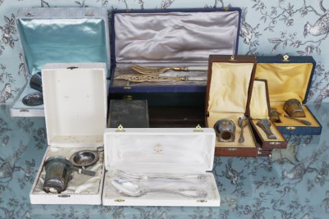 Important ensemble d’objets et couverts en argent...