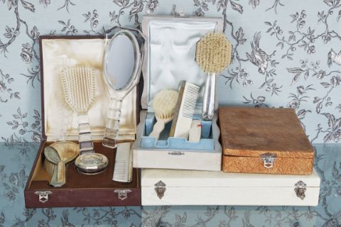 Ensemble d’accessoires de toilette (face à main, peigne...)