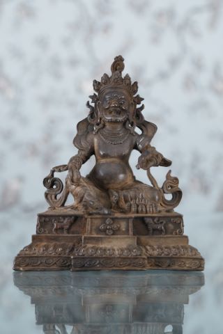 Divinité assise sur une base quadrangulaire