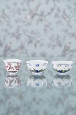 3 petits bols sur piédouche