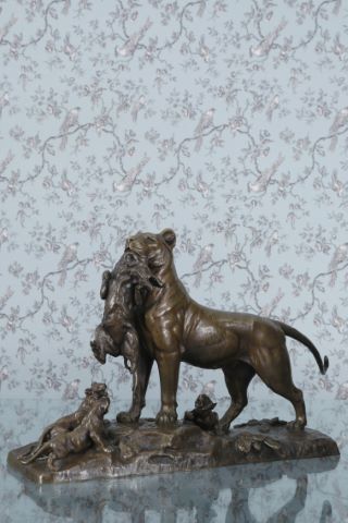 Auguste Nicolas Cain (1821-1894) Lionne apportant...