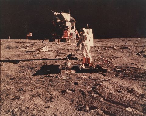 Buzz Aldrin installant le sismographe devant le module lunaire, Apollo…