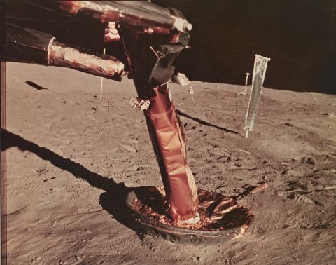 Rare gros plan du pied plus-Y (nord) du module lunaire,…