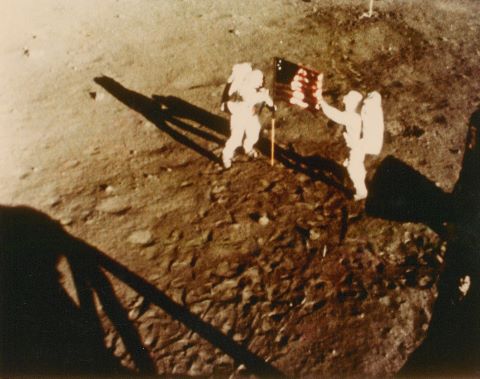 Neil Armstrong et Buzz Aldrin plantant le drapeau américain depuis…