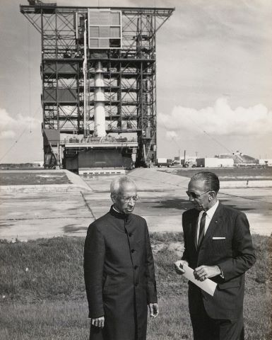 Le Dr. Kurt Debus, directeur de la NASA, recevant...