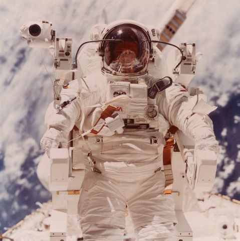 Bruce McCandless II (1937-2017), premier astronaute à effectuer une sortie…