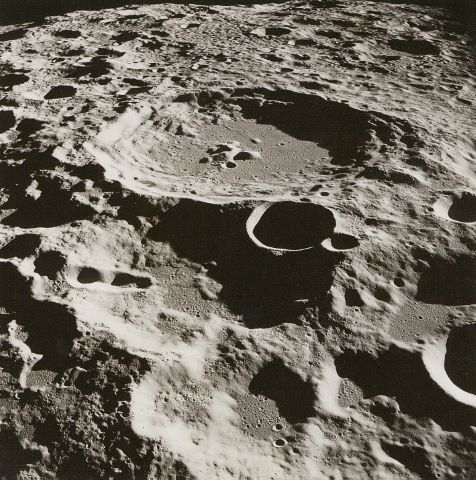 Vue oblique du Cratère 308 “Daedalus” depuis le module lunaire,…