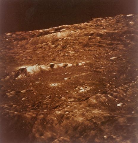 Le Cratère 302 sur la surface lunaire vu depuis le…