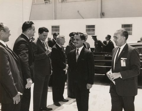 Le Dr. Kurt Debus, Directeur de la NASA, recevant...