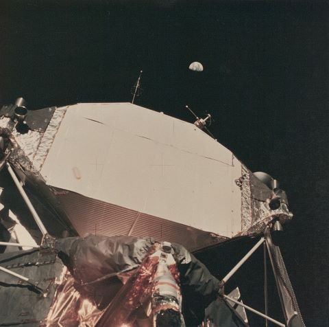 Le Module lunaire pris en contre-plongée avec la Terre en…